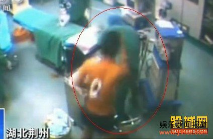 跳下手术台追打医生